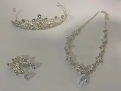 《ブライダルアクセサリー 3点セット》イヤリング/ネックレス/ティアラ