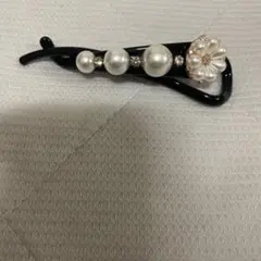 パール装飾の黒いヘアクリップ