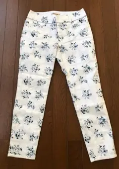 （新品）アプワイザーリッシェ　 花柄　カジュアル パンツ 　M　白 ボトムスのサムネイル