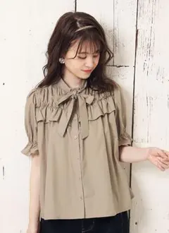 ナイスクラップ  ボウタイフリルブラウス モカ