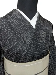 【単衣小紋 】紬 黒地にグレーの幾何学模様 着物 モダン　粋