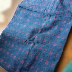 藍色　幾何学文様の布地