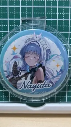 勝利の女神:NIKKE コラボカフェ限定 缶バッジ ナユタ 2個セット - メルカリ