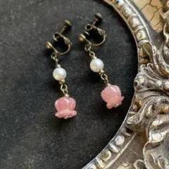 ころんとかわいい合成コーラルすずらんのアンティーク調金古美ロングイヤリング