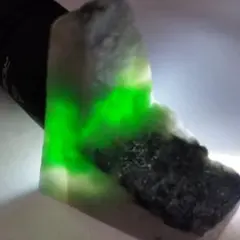ミャンマー産 翡翠原石 144g 全体が緑の翡翠原石 A貨です ミャンマー産 本翡翠 原石 A貨 124.5g No.564 - メルカリ