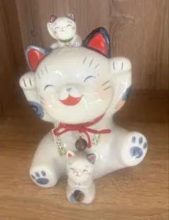 招き猫 貯金箱 陶器製 置物 赤い座布団付き - メルカリ