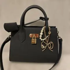 サマンサタバサ ハンドバッグ ブラック チャーム付