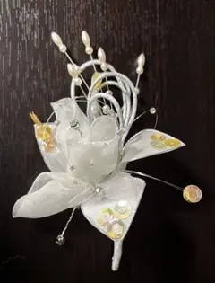 エレガントなシルバー花形ブローチ