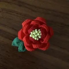 椿ブローチ　つまみ細工