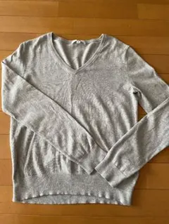 ユニクロレディースグレー Vネック 長袖ニット Mサイズ
