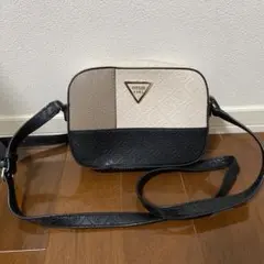 GUESS トリコロールショルダーバッグ