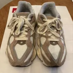 New Balance 9060 ベージュ スニーカー 23センチのサムネイル
