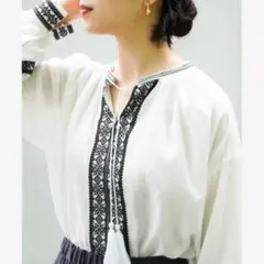 UNTITLED アンタイトル ワッシャー刺しゅうスキッパーブラウス M 白