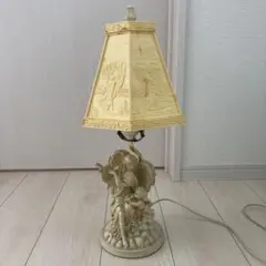 天使と子供の彫刻付きランプ