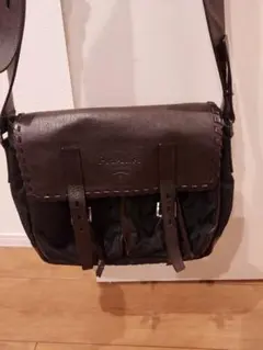 【PRADA】メッセンジャーバッグ　ロゴ型押し　ナイロン　レザー　ブラック