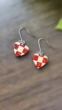 木製ハート型ピアス 赤とクリームチェック