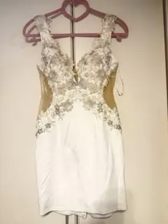 AngelR 刺繍入りホワイトタイトドレス