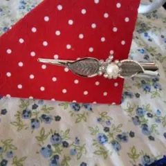 エレガントな葉デザインのブローチ