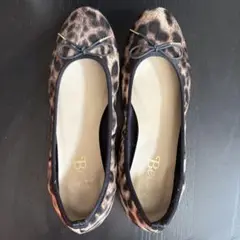 ヒョウ柄リボン付きフラットシューズ