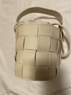 ※値下げ！編み込みデザインショルダーバッグ　合皮　ホワイト