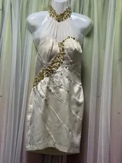 新品タグ付き ビジュー付きベージュナイトドレス