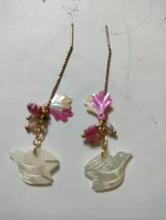 鳥デザインのピアス 花モチーフ付き