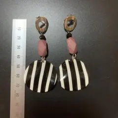 ストライプ模様の円形ピアス