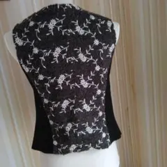 黒と白の花柄刺繍ノースリーブベスト