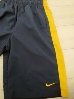 Nike ネイビー イエロー ショートパンツ