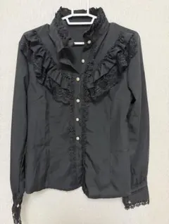 黒 フリル付き長袖シャツ