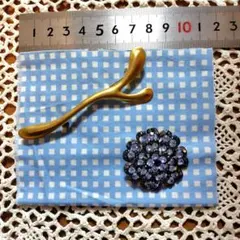 ビンテージ　キラキラのブルーの花のブローチと枝の様な金色ブローチ　2個セット