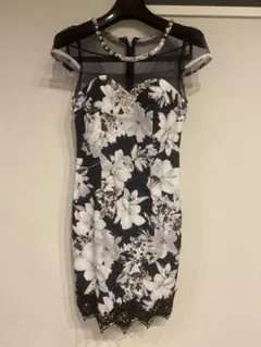 JEWELS 黒と白の花柄タイトドレス