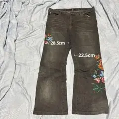 大きいサイズ　スマイルランド　92 花柄刺繍ダークグレー ブーツカットデニム