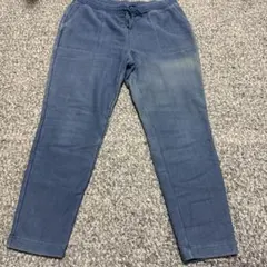 フリース裏地の青いジョガーパンツ