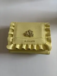 &chouette アンドシュエット ポムポムプリン フリル三つ折財布