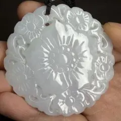 本翡翠ペンダント　お花　ミャンマー産　両面模様　無含浸　無着色　可愛い　春っぽい