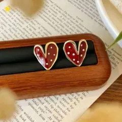 ハート型赤色ピアス　カジュアル　エレガント　シンプル　ドット柄　シルバー調