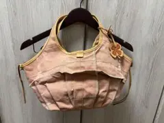 ピンクのバッグ　クローバー付　汚れあり