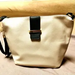 タグ付[新品][未使用]オフホワイト　傘入れジッパー付ショルダーバッグ