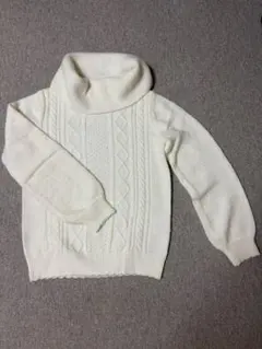 ホワイト ケーブル編み タートルネックニット