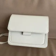 ホワイト フラップ ショルダーバッグ