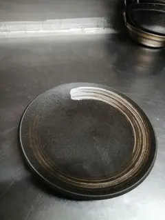 黒いストライプ模様の皿