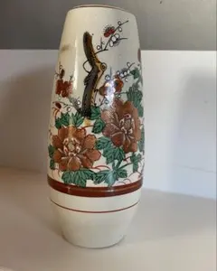 梅や牡丹の絵柄が描かれた九谷焼の花瓶