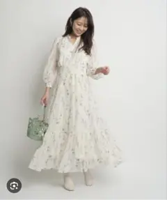 ジャスグリッティ　シアーフラワープリントワンピース