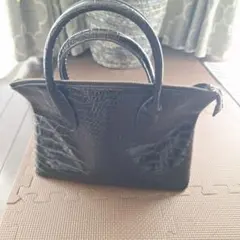 黒い皮のバッグ