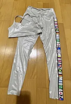 ズンバ　シルバー ブラトップとレギンスセット