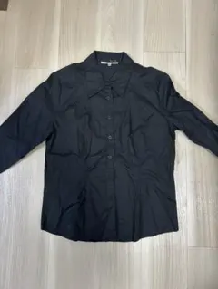 黒い長袖シャツ ボタンアップ