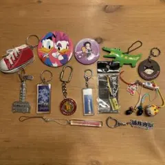 キーホルダー　ストラップ　缶バッジ　まとめ売り