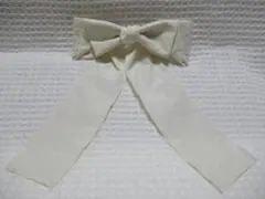 オフホワイト系色の生地長目のリボン型　シルバーバレッタ