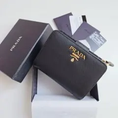 美品【プラダ】サフィアーノマルチカラー 折り財布 ブラック ハイビスカス レザー